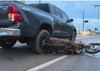 Motociclista bate em Hilux, é atropelado por caminhão e morre