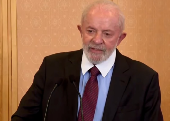Lula comenta decisão do STF que tornou Bolsonaro réu: 'É visível que o ex-presidente tentou dar um golpe no país'