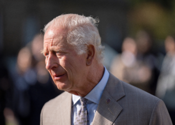 Rei Charles III é internado após 'efeitos colaterais' de tratamento contra o câncer