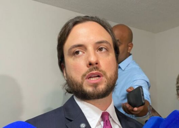 Vereador se emociona ao ler carta de alunos