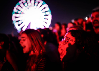 Olivia Rodrigo arrebata adolescentes com rebeldia Disney no Lollapalooza