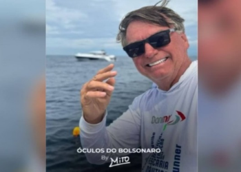 Após perfumes, Bolsonaro lança linha de óculos