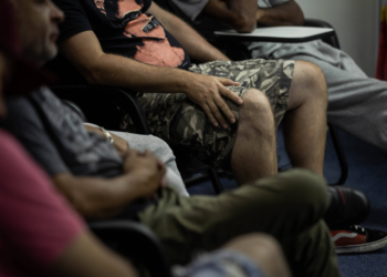 Acusados de violência doméstica oscilam entre negação e compreensão de atos em sessões de conversa