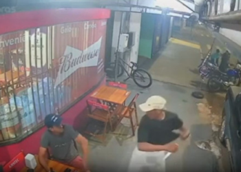 VÍDEO – Homem invade bar e tenta matar cliente a facadas