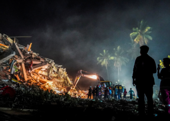 Mulher é resgatada viva dos escombros do terremoto em Mianmar; corrida segue para encontrar mais sobreviventes