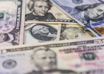 Dólar tem leve alta na abertura com tarifas de Trump em foco