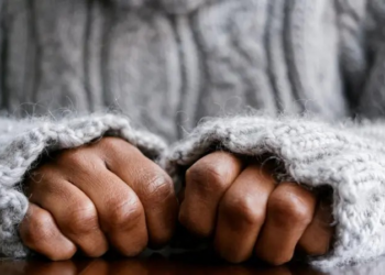 Criança com autismo fica indevidamente internada em hospital psiquiátrico na Inglaterra por 45 anos