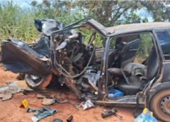 Caminhão bate de frente com Uno, mata pai e esposa grávida perde bebê