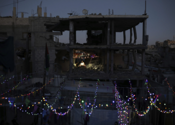 Imagens mostram palestinos celebrando Ramadã em meio aos escombros em Gaza