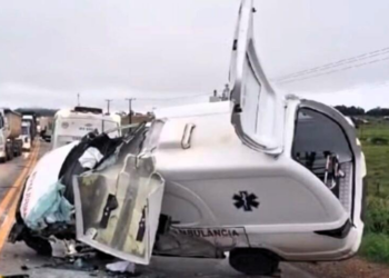 Corpo de Bombeiros resgata vítima presa em ambulância após acidente na MT-208
