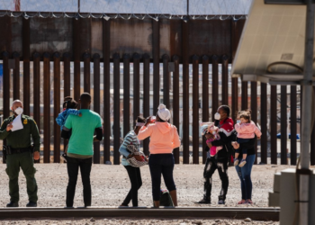 Governo Trump vai reabrir centro de detenção para famílias de imigrantes no Texas, diz jornal