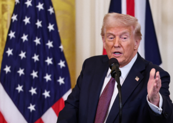 Trump diz que mandou carta a Khamenei para negociar acordo sobre programa nuclear iraniano