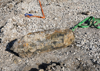 Polícia de Paris divulga fotos da bomba intacta da 2ª Guerra Mundial encontrada em trilhos de trem; VEJA