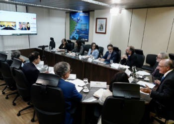 Em meio à expectativa sobre 'tarifaço', Mauro Vieira conversa com representante dos EUA para comércio