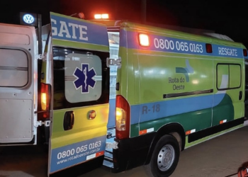 Batida entre Gol e caminhão mata homem e menino de 5 anos na BR-070