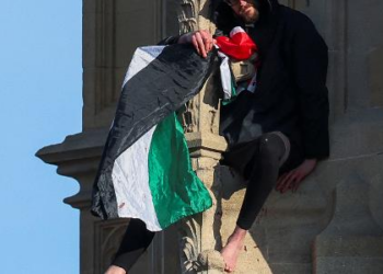 Homem é preso após escalar Big Ben de Londres com bandeira da Palestina