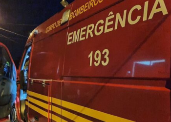 Jovem de 18 anos bate moto em poste e morre