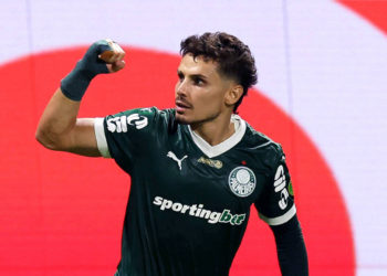 Com pênalti polêmico, Palmeiras vence o São Paulo e encara o Corinthians na final