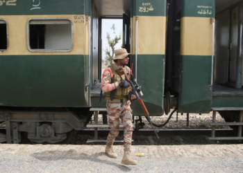 Separatistas sequestram trem no Paquistão e mantém 250 reféns; grupo tem homens-bomba e promete executar 5 pessoas por hora
