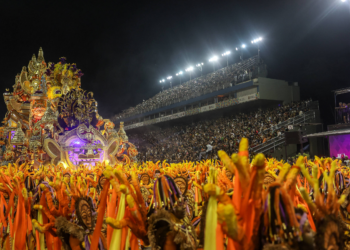 Vai Vai e Mocidade levantam arquibancada do Anhembi no segundo dia de desfiles em São Paulo