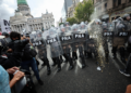 Polícia entra em confronto com manifestantes durante protesto de aposentados contra Milei, na Argentina