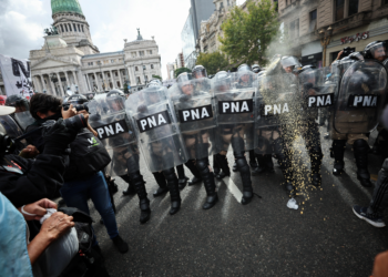 Polícia entra em confronto com manifestantes durante protesto de aposentados contra Milei, na Argentina
