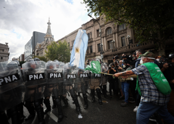 Polícia entra em confronto com manifestantes durante protesto de aposentados contra Milei na Argentina