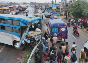 Encantadores de serpentes, trânsito caótico e casamento típico indiano: as cenas da vida na Índia em VÍDEOS e FOTOS