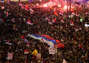 A crise que levou ao maior protesto de rua contra governo na história da Sérvia