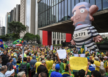 Apoiadores fazem ato pró-Bolsonaro esvaziado em SP