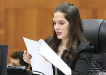 Janaina sai de licença do cargo