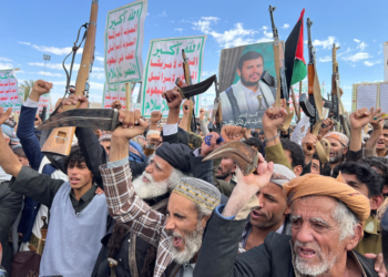 Houthis dizem estar em guerra contra EUA, afirmam que não recuarão e  atacam navios norte-americanos