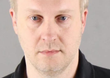 Político trumpista é preso suspeito de tentar marcar encontro sexual com garota de 17 anos nos EUA