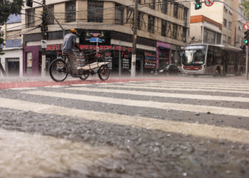 Vinte e seis mil imóveis seguem sem luz em SP após a chuva
