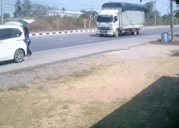 VÍDEO: Mãe e filho escapam por um triz de serem atingidos em cheio por caminhonete em alta velocidade na Tailândia, pai estava dentro de carro