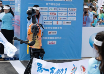 Robôs disputam maratona com humanos na China — e se dão mal