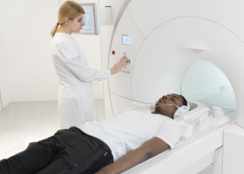 Claustrofobia? Como a IA torna ressonâncias magnéticas mais rápidas