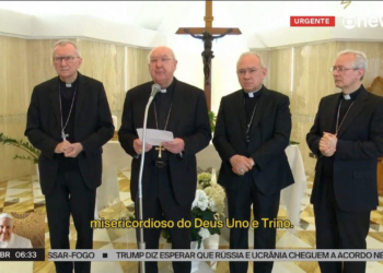 Veja o momento em que o Vaticano anuncia a morte do Papa Francisco