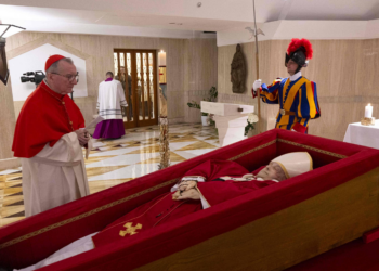 Vaticano divulga imagem do papa Francisco em seu caixão