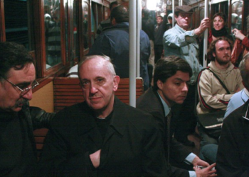 'Senti que aquela foto ia se valorizar com o tempo': fotógrafo conta história da famosa imagem de papa Francisco no metrô de Buenos Aires