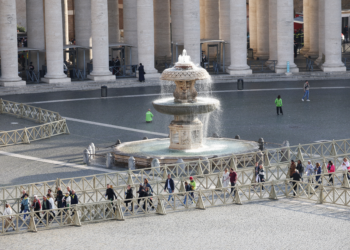 Cardeais fazem últimas orações antes do translado do corpo de papa Francisco; acompanhe