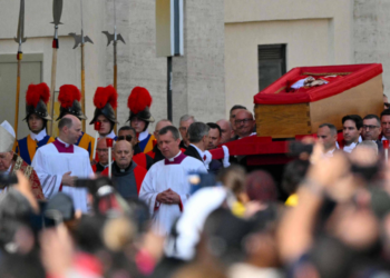 Corpo do papa Francisco chega à Basílica de São Pedro, e fiéis lotam praça para se despedirem