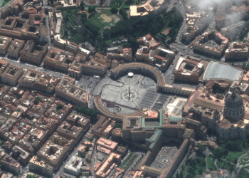 O último adeus: imagens de satélite mostram fila gigante de fiéis para se despedir do papa Francisco no Vaticano; VEJA