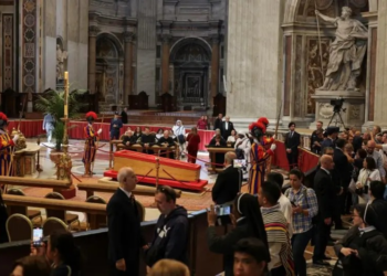 Rezas em latim, bolsa de moedas no caixão e água benta: Vaticano divulga detalhes do fechamento do caixão e do sepultamento do papa Francisco