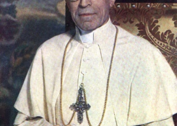 Corpo de papa já 'explodiu' após técnica de preservação dar errado; método envolvia conservação em óleos, ervas e até papel celofane