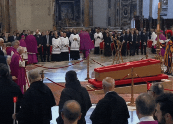 'Era um irmão', diz freira que quebrou protocolo em velório do papa Francisco e que visitou caixão 4 vezes