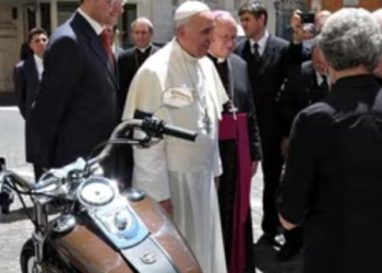 Harley-Davidson e jaqueta do papa Francisco arrecadaram quase R$ 2 milhões