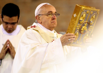 É #FAKE vídeo que mostra papa Francisco tocando 'Ave Maria' no violão