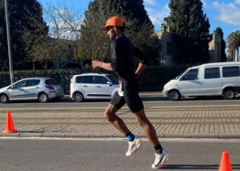 Sem patrocínio, ultramaratonista que venceu prova de 24h na Espanha corre 20 km diários até o trabalho