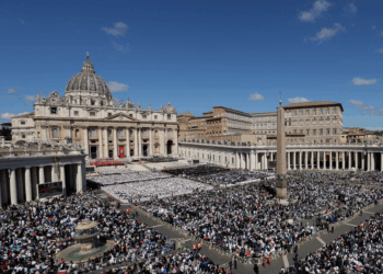 Cerca de 400 mil pessoas estiveram presentes no funeral do papa Francisco, dizem autoridades